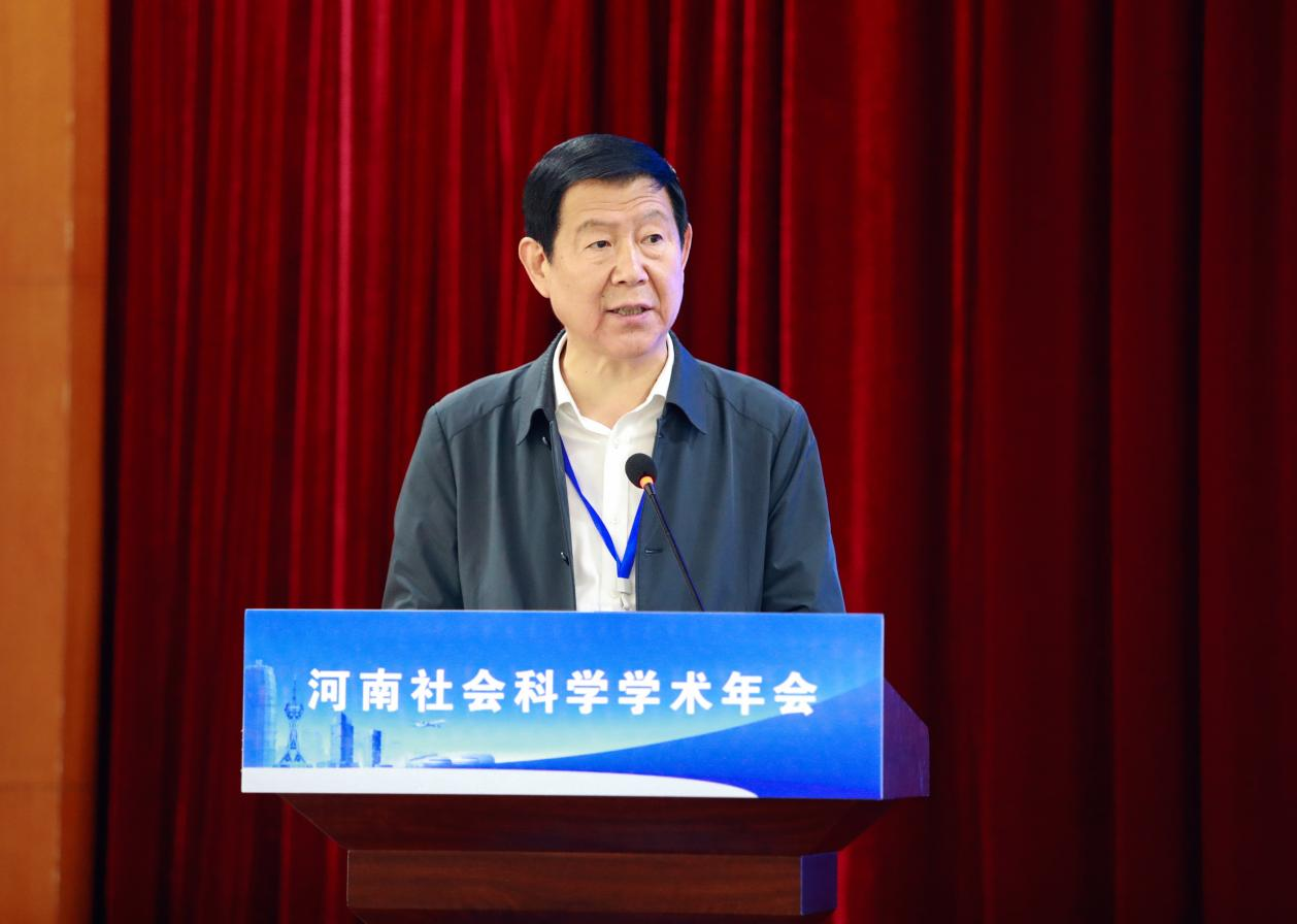 郑州大学原党委副书记、河南省人才学会名誉会长李兴成主持开幕式